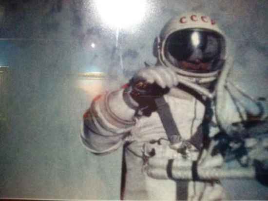 Накануне своего 80-летия знаменитый космонавт рассказал «МК» о том, как проходила съемка

