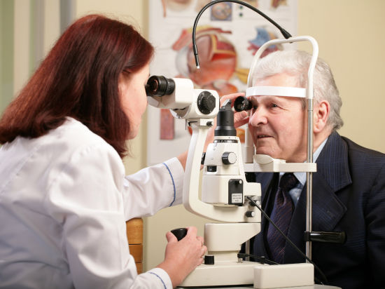 Современные медицинские технологии сильно упростили операции по замене хрусталика глаза 
