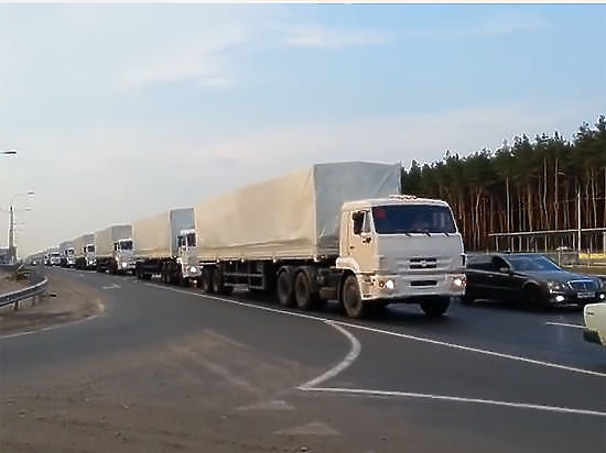 Автомобили везут гуманитарный груз для Донбасса