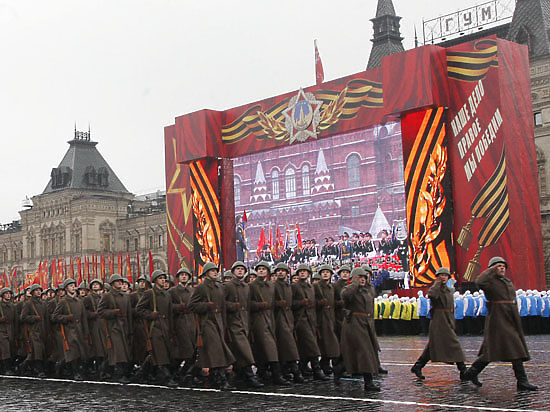 В Москве прошел памятный марш в честь парада 1941 года