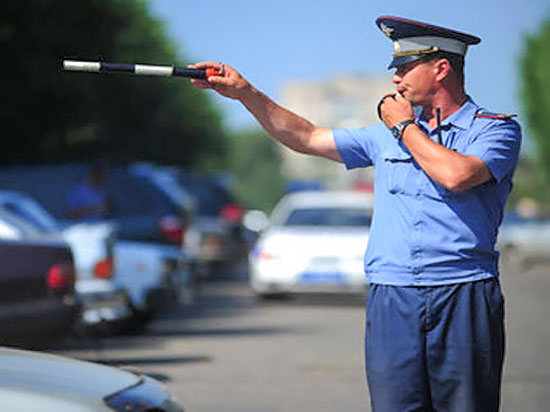 Бороться с нарушителями на амурских дорогах полиции помогают электрошокеры