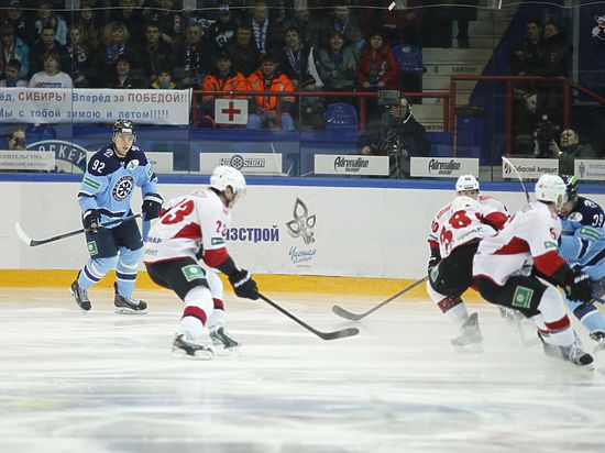 Подопечные Андрея Николишина начали борьбу за Кубок Гагарина в Новосибирске, где сначала крупно обыграли местную «Сибирь», а на следующий день уступили с разницей в три шайбы.