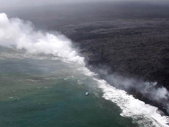 Вулканический остров Нисиносима в 900 километрах к югу от Токио увеличился за год с начала извержения подводного вулкана в 8,6 раза