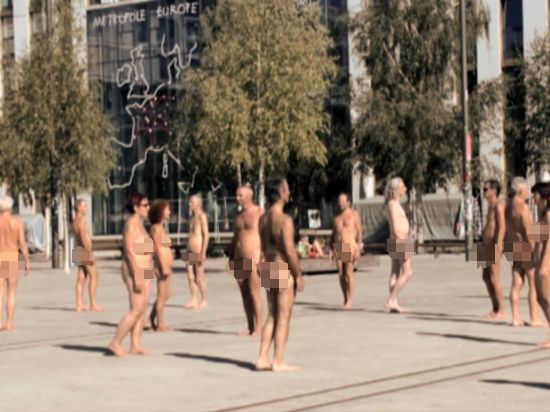 голые люди в центре города