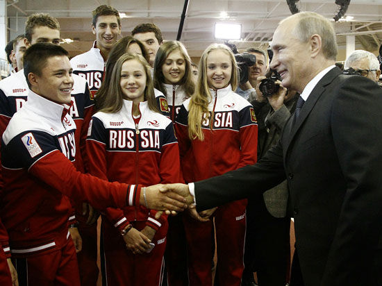 Инспектируя состояние спорта в Чебоксарах, президент поцеловал юную атлетку
