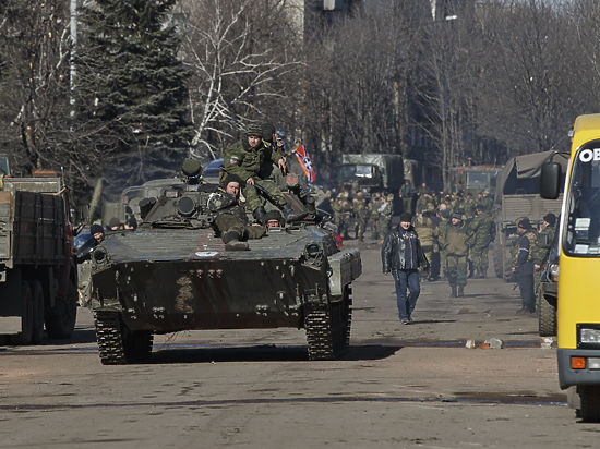 Отвод вооружения ведется "в таких точках, как Дебальцево, Горловка, Донецк и по югу области", уточнил представитель ДНР