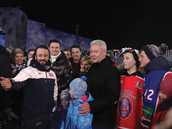 27 ноября мэр Москвы Сергей Собянин посетил каток на ВДНХ, который расположился на Главной аллее, между фонтанами «Каменный цветок» и «Дружба народов»