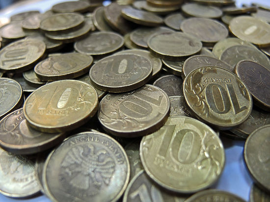В начале торгов на московской бирже доллар и евро падали почти на два рубля