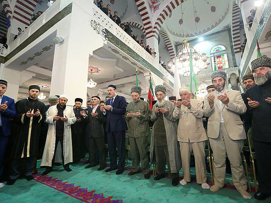 На мавлид собрались более 20 тысяч человек со всего Дагестана: имамы мечетей, ученые-богословы, представители джамаатов сел и городов
