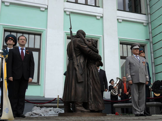 Памятник маршу «Прощание славянки» открывали под гимн России
