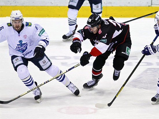 Челябинские хоккеисты в рамках серии домашних игр добились волевой победы над дальневосточным «Адмиралом». Этот успех для черно-белых стал уже четвертым кряду в 2015 году.