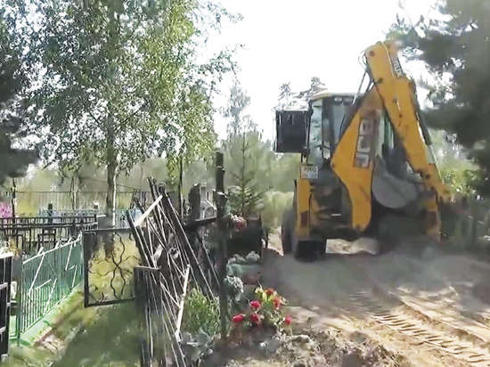 Чиновники оправдываются: только так трактор мог пробраться к мусорной свалке на кладбище, которую нужно было ликвидировать