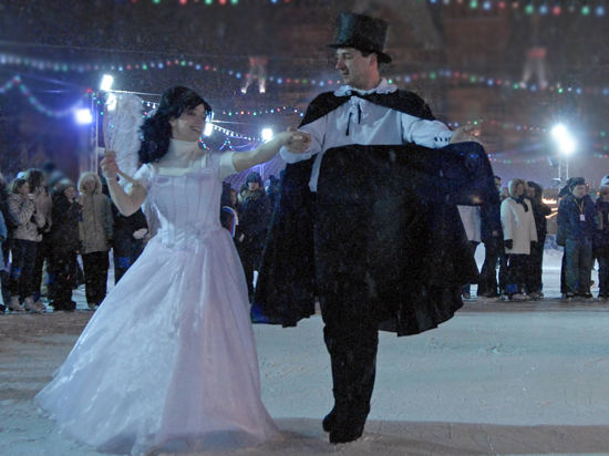 Покататься на коньках в исторических костюмах смогут москвичи и гости этой зимой в парке Победы на Поклонной горе