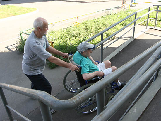 Оборудовать пандусы на лестницах канатами для удобства передвижения инвалидов-колясочников, а тактильные плитки — вибросигналами для слепых предложили активисты столичным властям