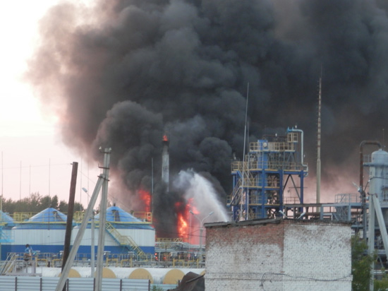 В Коченево произошел пожар на нефтеперабатывающем заводе. К счастью, обошлось без жертв