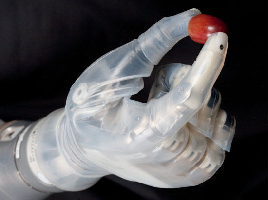 Новый бионический протез руки тестировался 8 лет