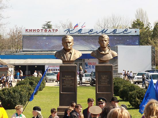 В Симферополе открыли памятники Гагарину и Королеву (фото)