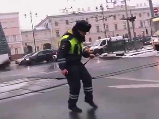 Руководитель Академического ансамбля песни и пляски внутренних войск МВД рассказал «МК» о герое нашумевшего видеоролика 