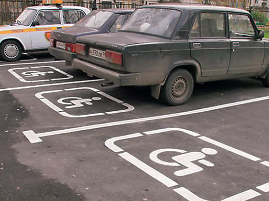 Слепым и безруким разрешили управлять машиной