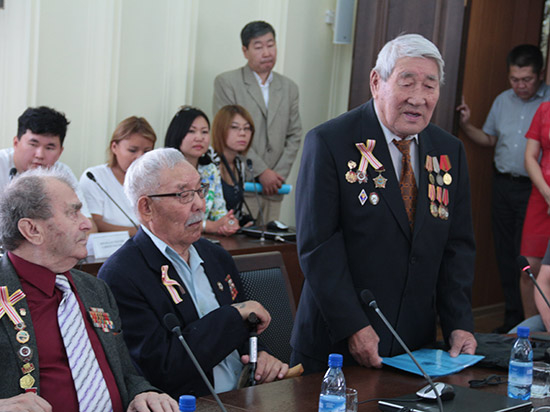 Ленту «Дальневосточная победа» передали ветеранам Бурятии депутаты с Сахалина