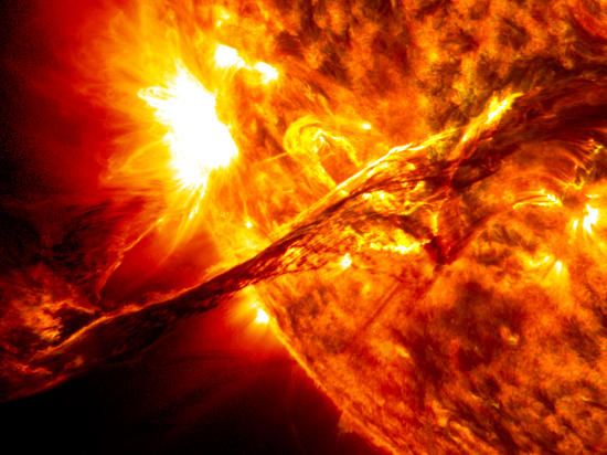 В июле 2012 года на Солнце произошёл выброс двух огромных облаков плазмы, которые прошли в непосредственной близости от орбиты Земли.