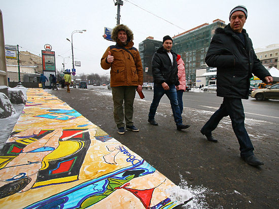 Уличные художники пригласили москвичей на жаркий пляж
