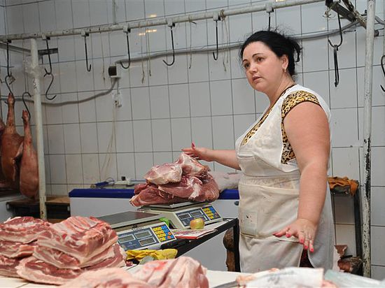 Бочаров потребовал взять под контроль ценовую политику на продовольственном рынке региона 