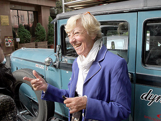 Эта удивительная женщина решила в свои 77 лет совершить кругосветное путешествие на автомобиле 1929 года производства Hudson. 