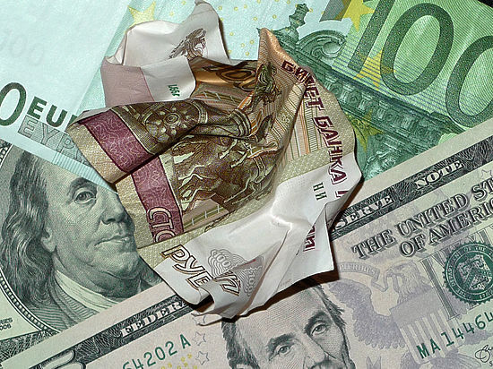 Пока Московская биржа не работает, свой курс корректируют доллар и евро