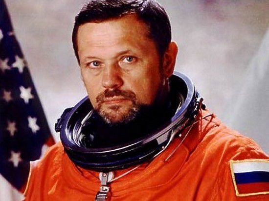 На орбите он распутал "гордиев узел" из электрокабелей, поразив американцев, а на Земле баловал жену акульим мясом