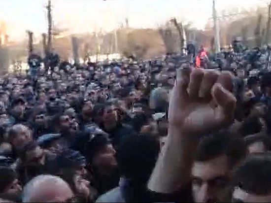 В настоящий момент митинг переместился к зданию Генпрокуратуры Армении