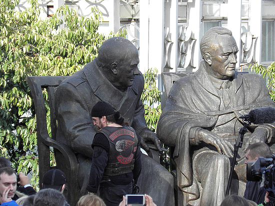 Памятник Сталину в Ливадии открывали спикер Нарышкин, байкер Хирург и шахматист Карпов (фото)