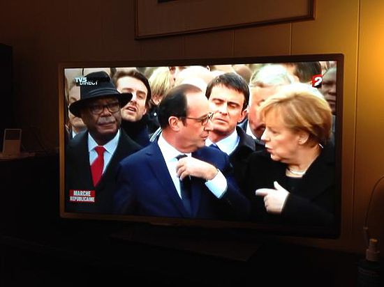 Президент и премьер Франции в ходе полуторамиллионного марша в честь единства нации вели себя как дети