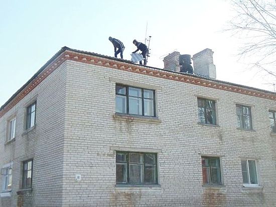 Прибывшая бригада узбеков стала вынимать из нескольких строений окна и входные двери в подъездах