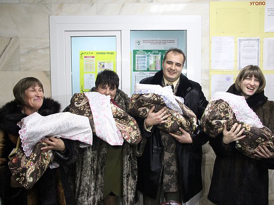 В Барнауле новорожденных близнецов выписали домой