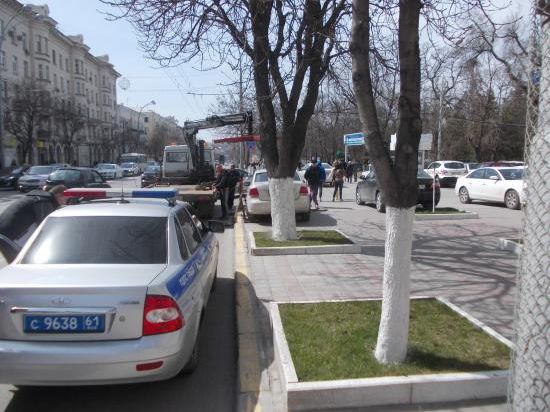 Каждый день около мэрии Ростова-на-Дону можно увидеть десятки автомобилей, припарковавшихся с нарушением правил ГИБДД