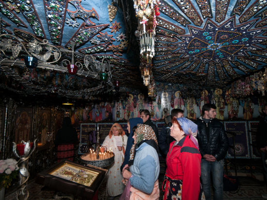 В Крыму монахи украсили бисером пещерный храм - МК Крым