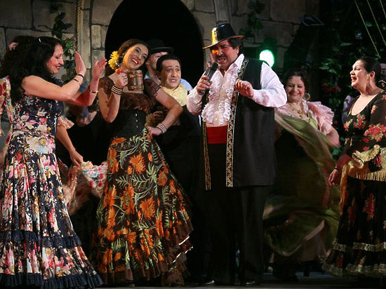 Алла Иошпе и Стахан Рахимов в честь праздника накормили гостей сладкими пончиками