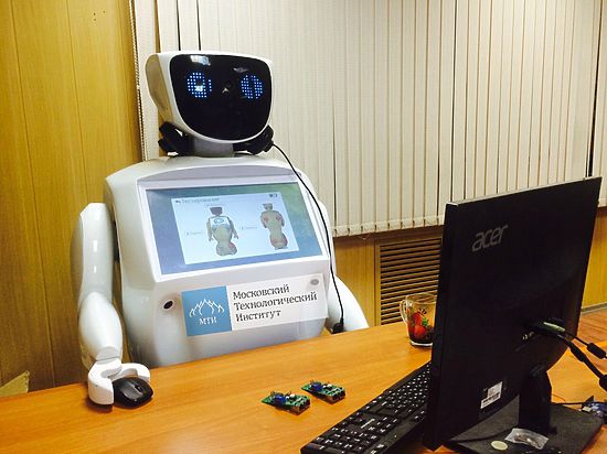 В Московском технологическом институте представили первого в мире робота с записью в «трудовой книжке»: «Заместитель заведующего кафедрой робототехники»