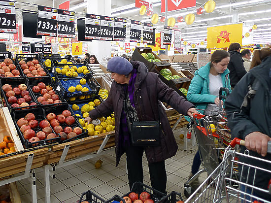 Крупнейшие ритейлеры России инициировали фиксацию цен на социальные продукты питания 