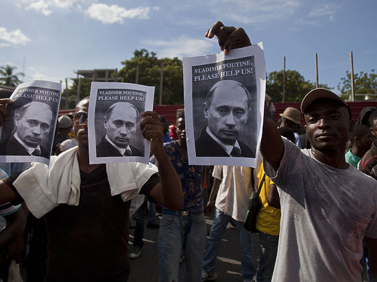 Они вышли на акцию с портретами российского президента