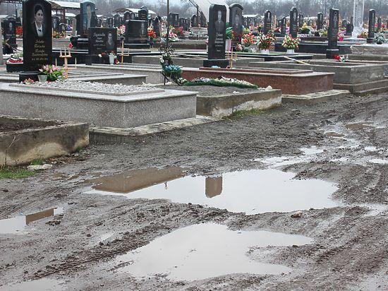 В межсезонье дороги на владикавказских кладбищах превращаются в грязевое месиво 
      
