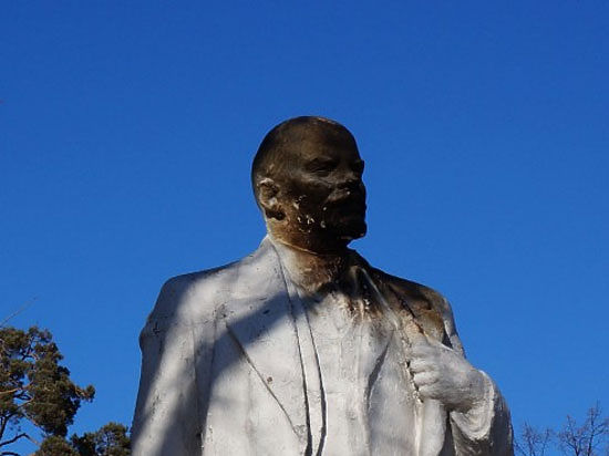 Памятник Ленину в Миассе пострадал от поджога 