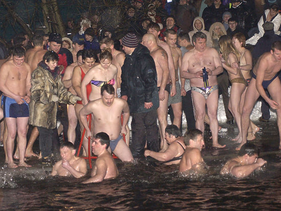 голые женщины на крещенском купании фото