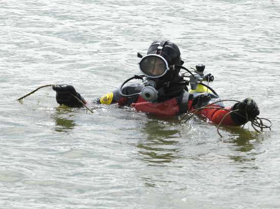 Сначала спасатели извлекли из водоёма тела двух девочек 8 лет, позже были обнаружены два мальчика 8 и 4 лет