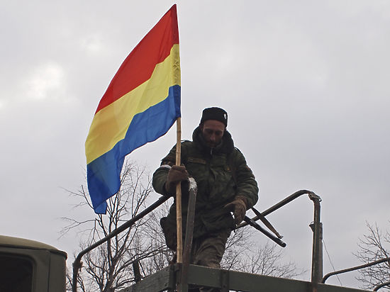 Флаг ДНР над Дебальцевом