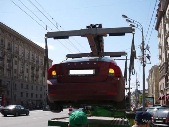 Выполнять указ мэра Москвы или нарушать права водителей — перед такой дилеммой оказались автоинспекторы 