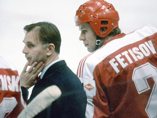 В Москве на 85-м году жизни скончался легендарный хоккейный тренер