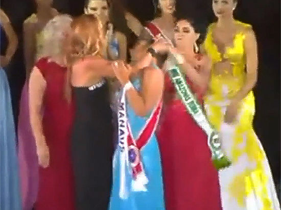 На конкурс красоты "Мисс Амазонас" в Бразилии победительнице выдрали волосы и публично оставили без награды