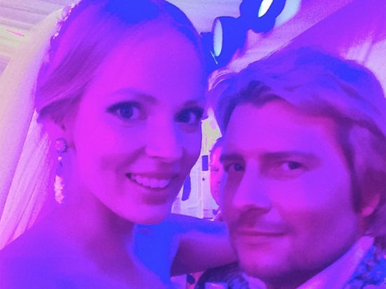 Российский шоу бизнес лишился завидной невесты в лице модели и солистки группы «Мобильные блондинки» Олеси Бословяк — на минувших выходных девушка вышла замуж. 